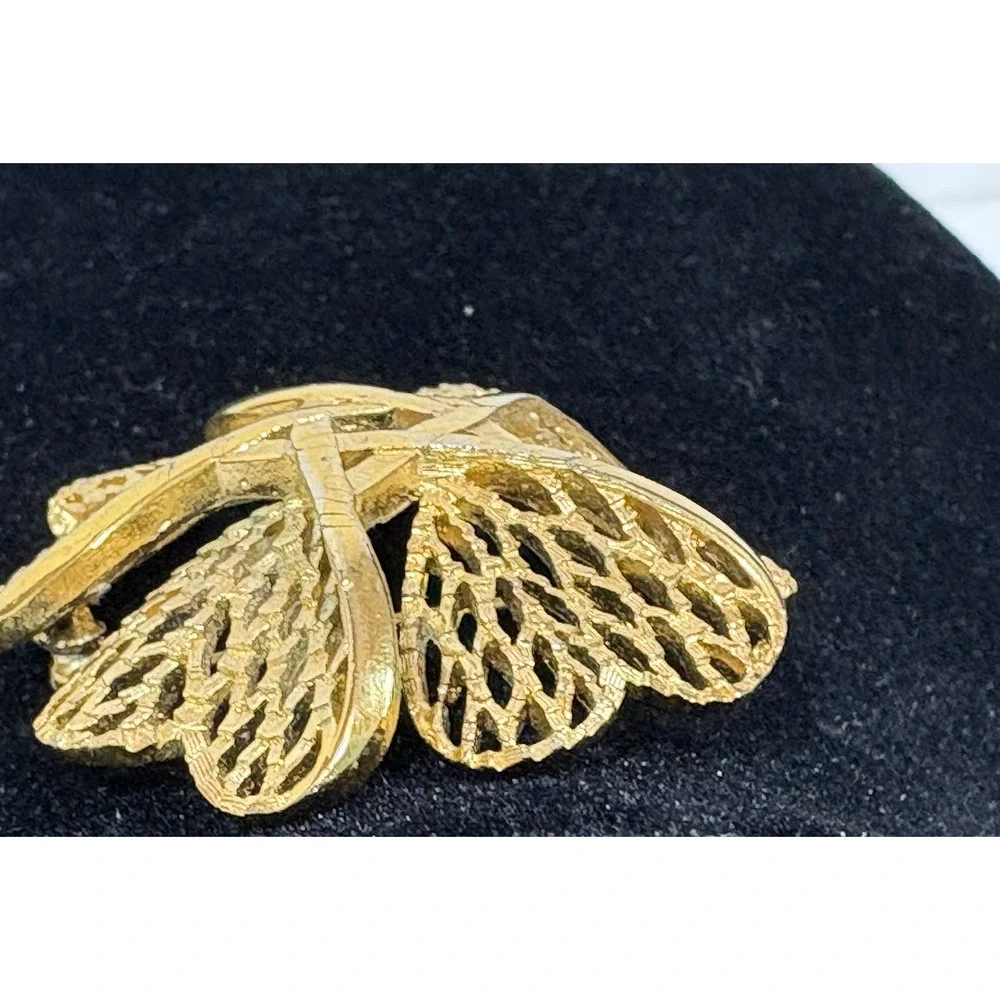 Vintage Signed TRIFARI Goldtone Textured Flower Star Shape Pin Brooch MCM Retro